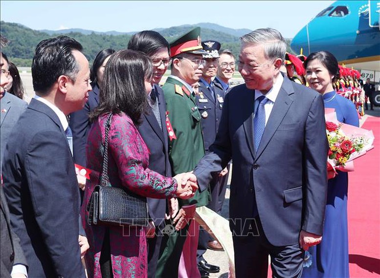 Tổng Bí thư Tô Lâm và Phu nhân bắt đầu thăm cấp Nhà nước Đại Hàn Dân Quốc- Ảnh 3. Tổng Bí thư Tô Lâm và Phu nhân bắt đầu thăm cấp Nhà nước Đại Hàn Dân Quốc- Ảnh 3.