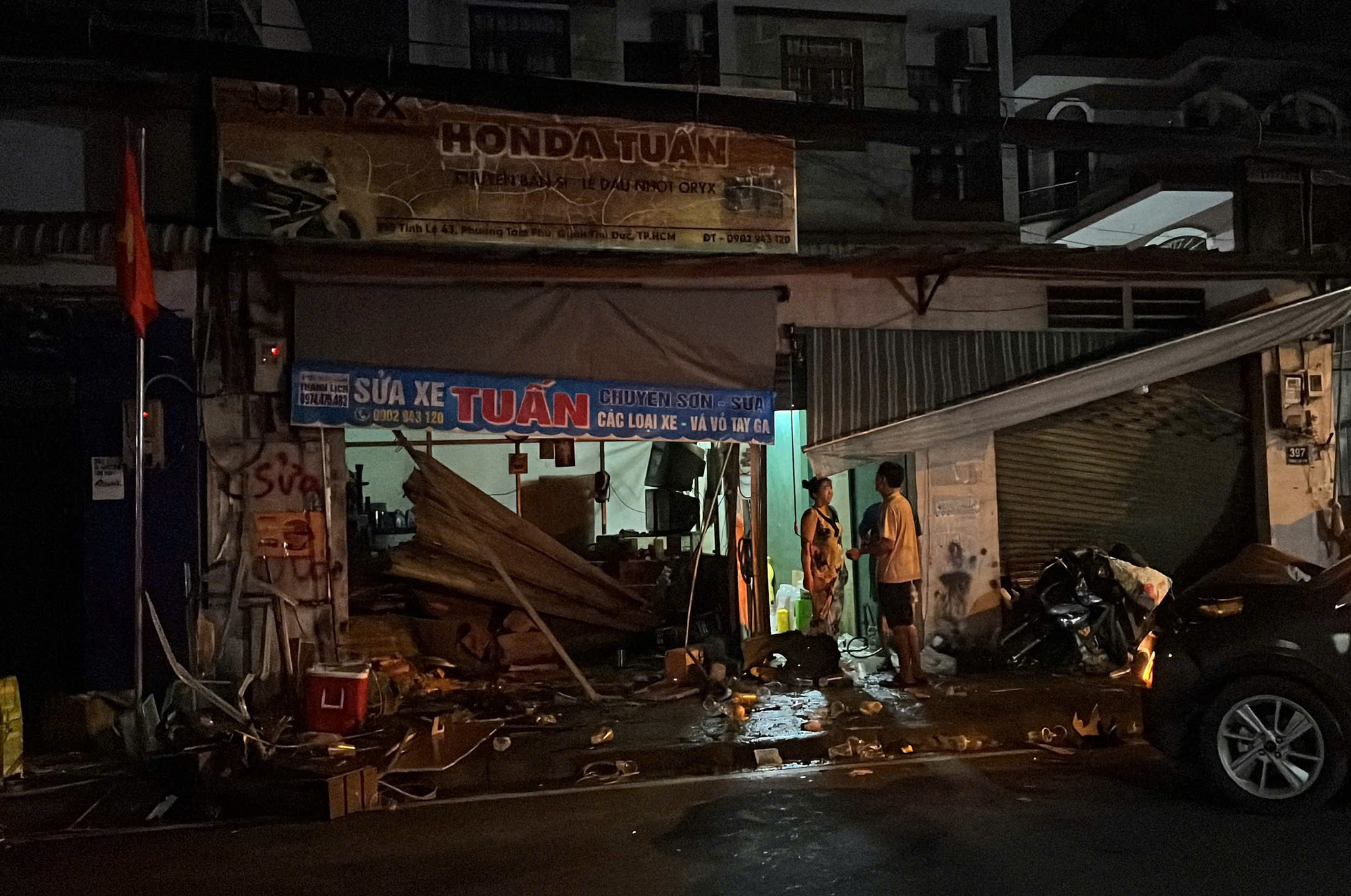Taxi lao vỉa hè, đâm 2 xe máy cùng 2 người dân lúc khuya ở TP HCM- Ảnh 1.