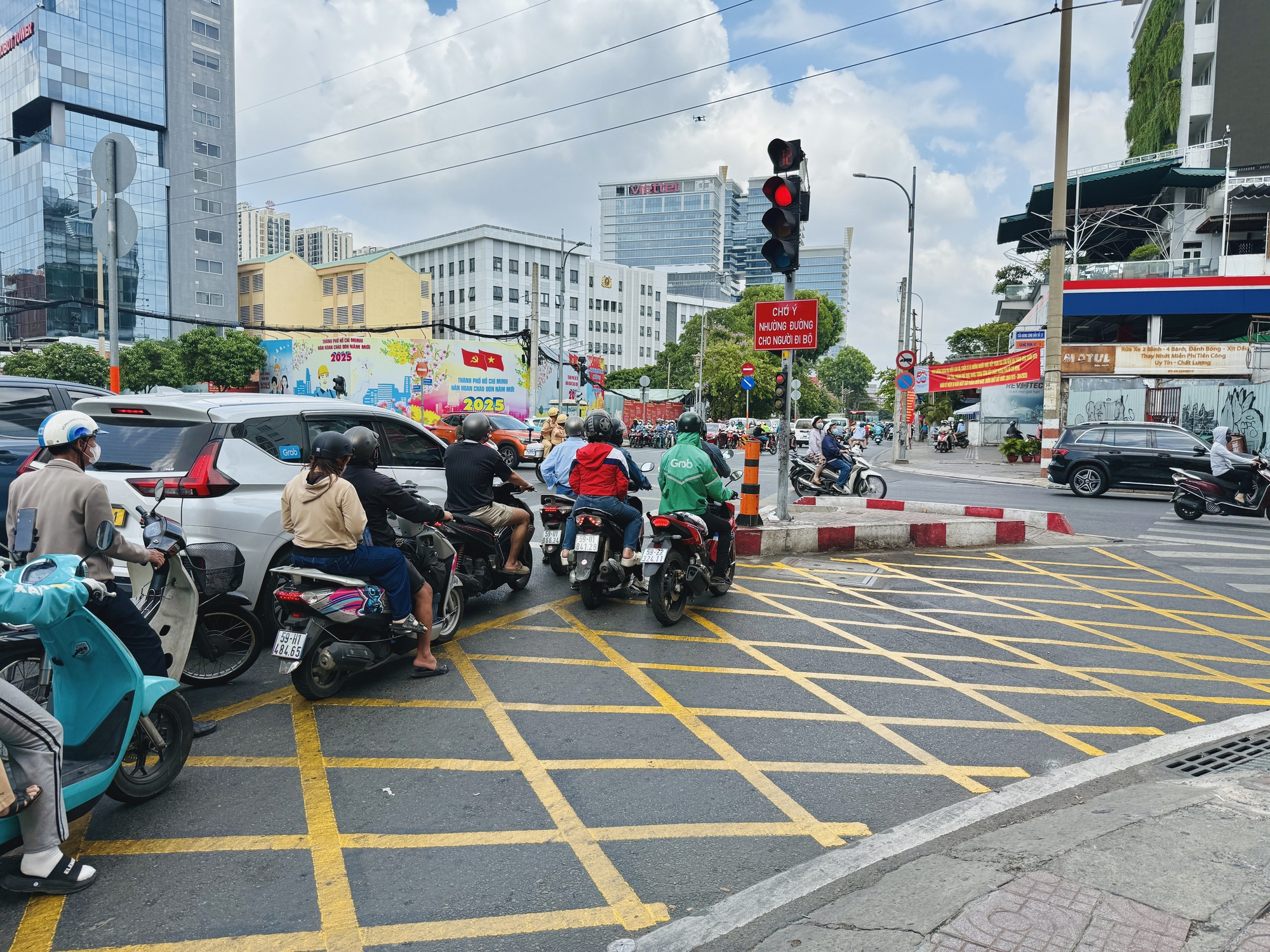 CSGT TP.HCM: Rẽ phải khi đèn đỏ bị phạt tới 20 triệu, trừ những trường hợp này - Ảnh 3.