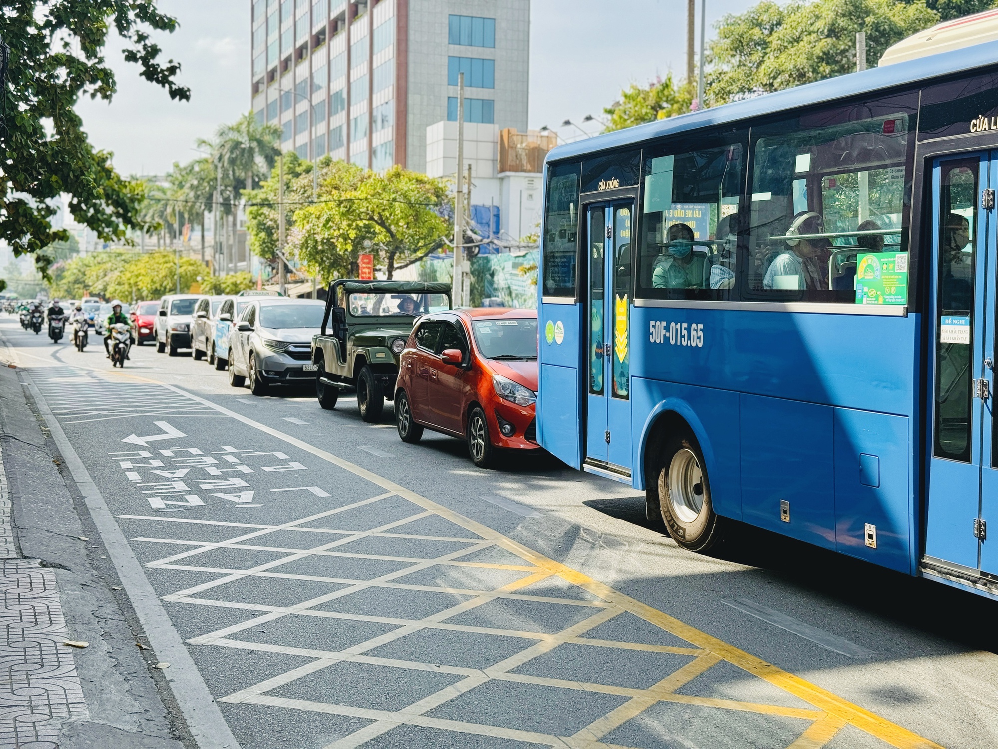 CSGT TP.HCM: Rẽ phải khi đèn đỏ bị phạt tới 20 triệu, trừ những trường hợp này - Ảnh 2.