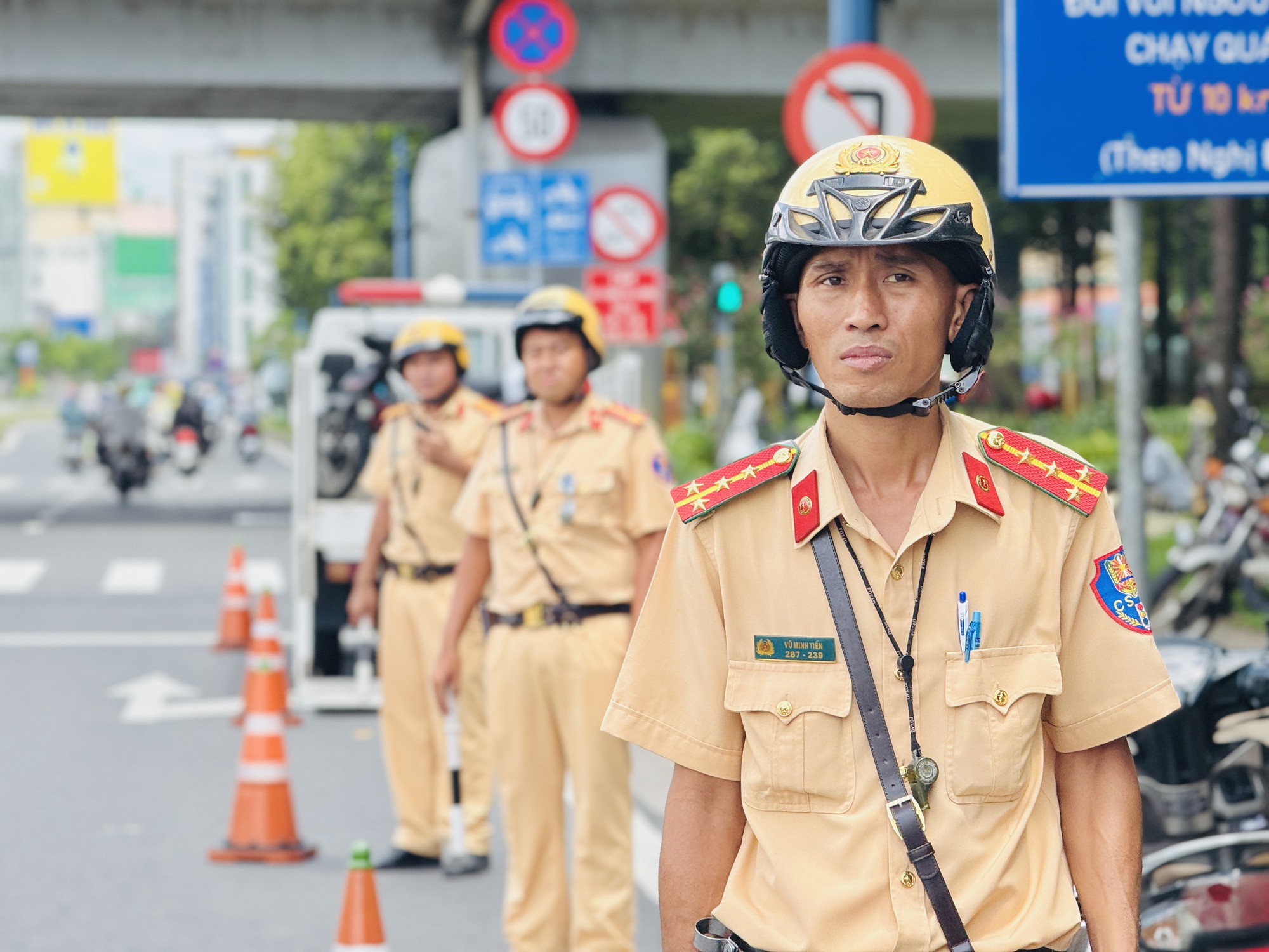 CSGT TP.HCM: Rẽ phải khi đèn đỏ bị phạt tới 20 triệu, trừ những trường hợp này - Ảnh 1.