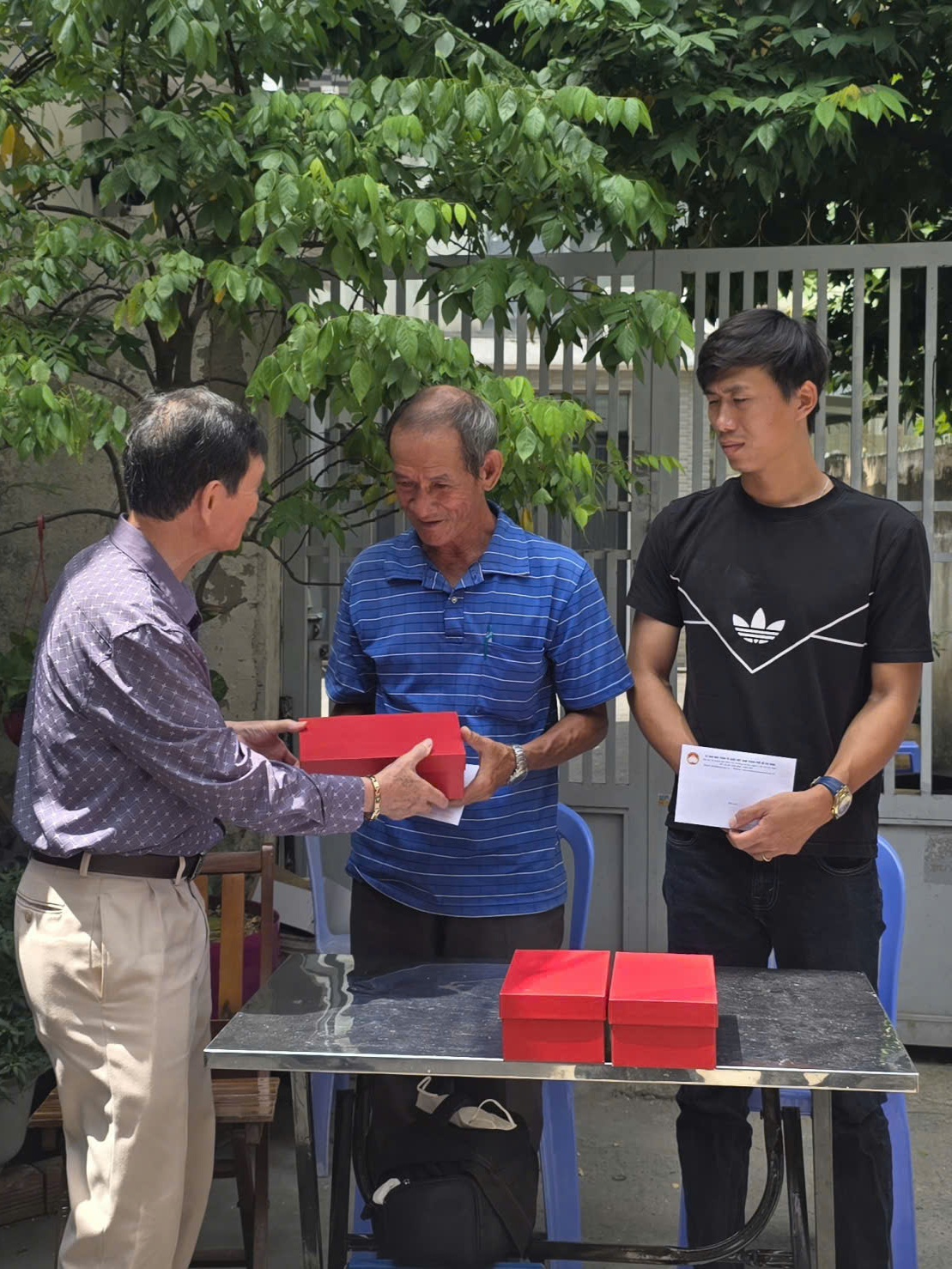 Phó Chủ tịch Ủy ban MTTQ Việt Nam TP.HCM thăm, tặng quà các gia đình bị ảnh hưởng bởi bão Wipha