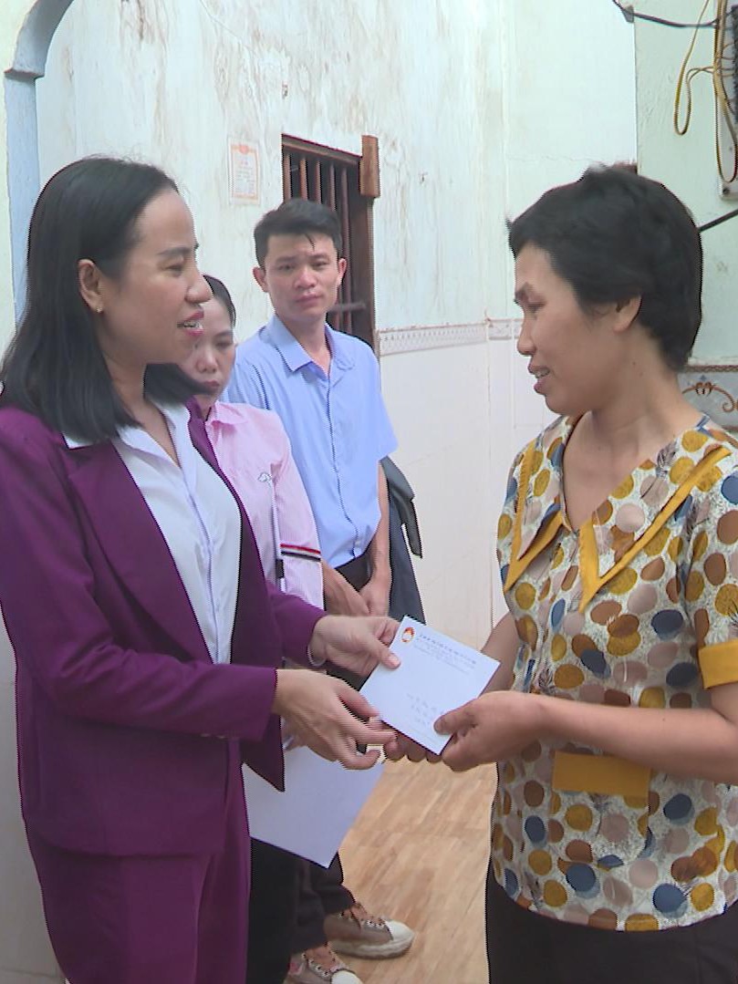 Lãnh đạo TP.HCM thăm hỏi các hộ dân bị ảnh hưởng bão số 3 - Wipha tại xã Bình Châu và xã Hồ Tràm