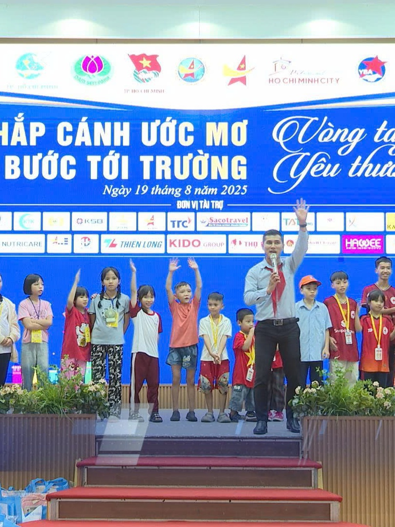 Vòng tay yêu thương nâng bước cho hơn 1.000 trẻ thơ đến trường