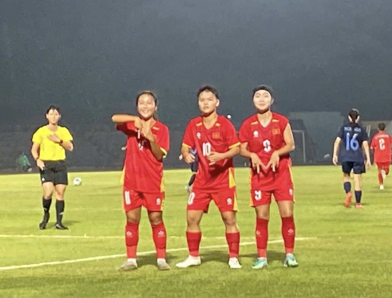 Việt Nam thắng đậm Campuchia 5-0 ở trận mở màn U.16 nữ Đông Nam Á- Ảnh 2. Việt Nam thắng đậm Campuchia 5-0 ở trận mở màn U.16 nữ Đông Nam Á- Ảnh 2.