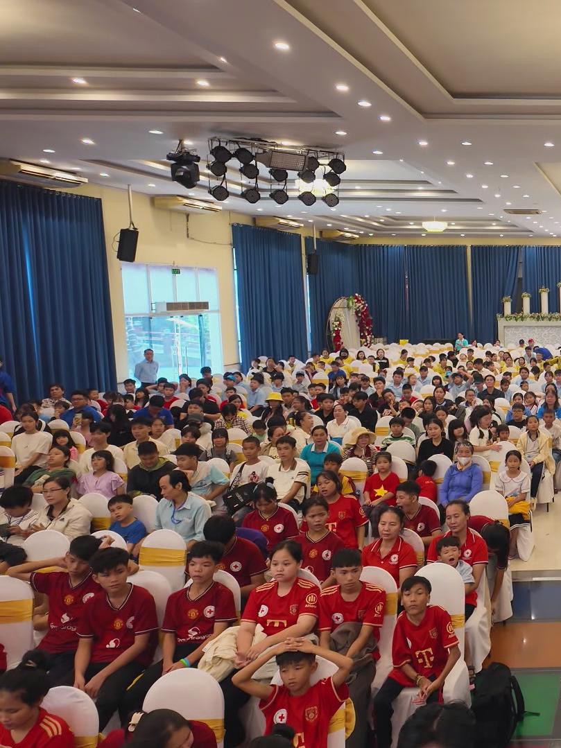 "Vòng tay yêu thương" - Chắp cánh ước mơ cho 3.000 trẻ em khó khăn tại TP.HCM