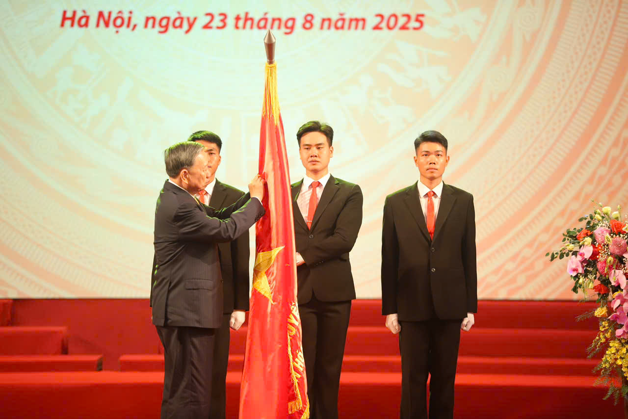 Tổng Bí thư Tô Lâm trao tặng Huân chương Lao động hạng Nhất cho Bộ VH-TT-DL- Ảnh 1. Tổng Bí thư Tô Lâm trao tặng Huân chương Lao động hạng Nhất cho Bộ VH-TT-DL- Ảnh 1.