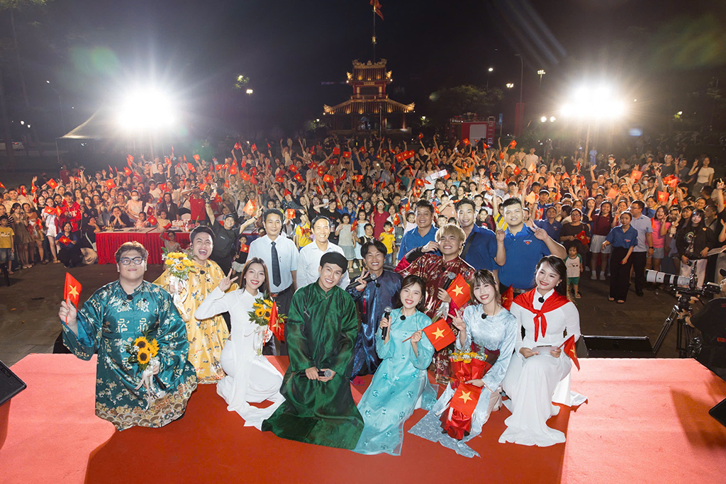 'Trẩy hội non sông' cùng concert: Được mùa concert- Ảnh 1. 'Trẩy hội non sông' cùng concert: Được mùa concert- Ảnh 1.