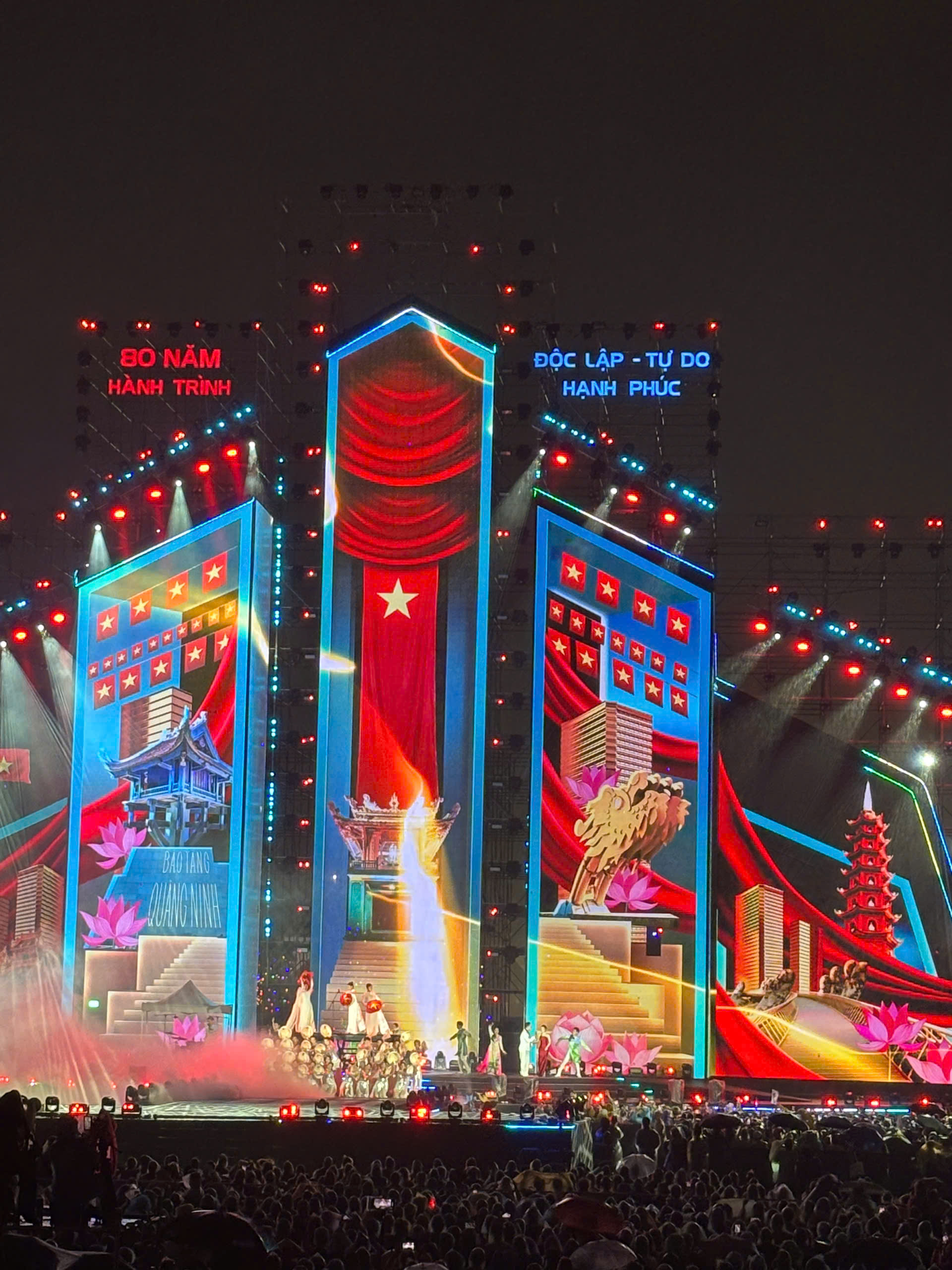 4,2 tỉ đồng từ concert 'Việt Nam trong tôi' gửi đến bà con vùng lũ- Ảnh 1. 4,2 tỉ đồng từ concert 'Việt Nam trong tôi' gửi đến bà con vùng lũ- Ảnh 1.