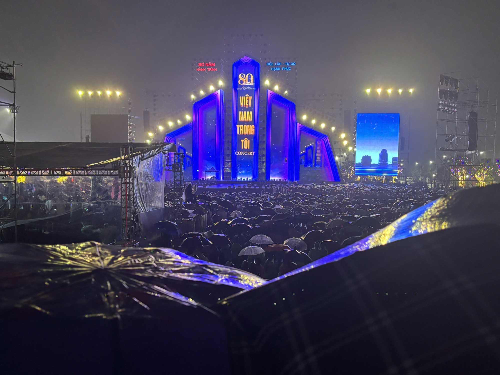 4,2 tỉ đồng từ concert 'Việt Nam trong tôi' gửi đến bà con vùng lũ- Ảnh 2. 4,2 tỉ đồng từ concert 'Việt Nam trong tôi' gửi đến bà con vùng lũ- Ảnh 2.
