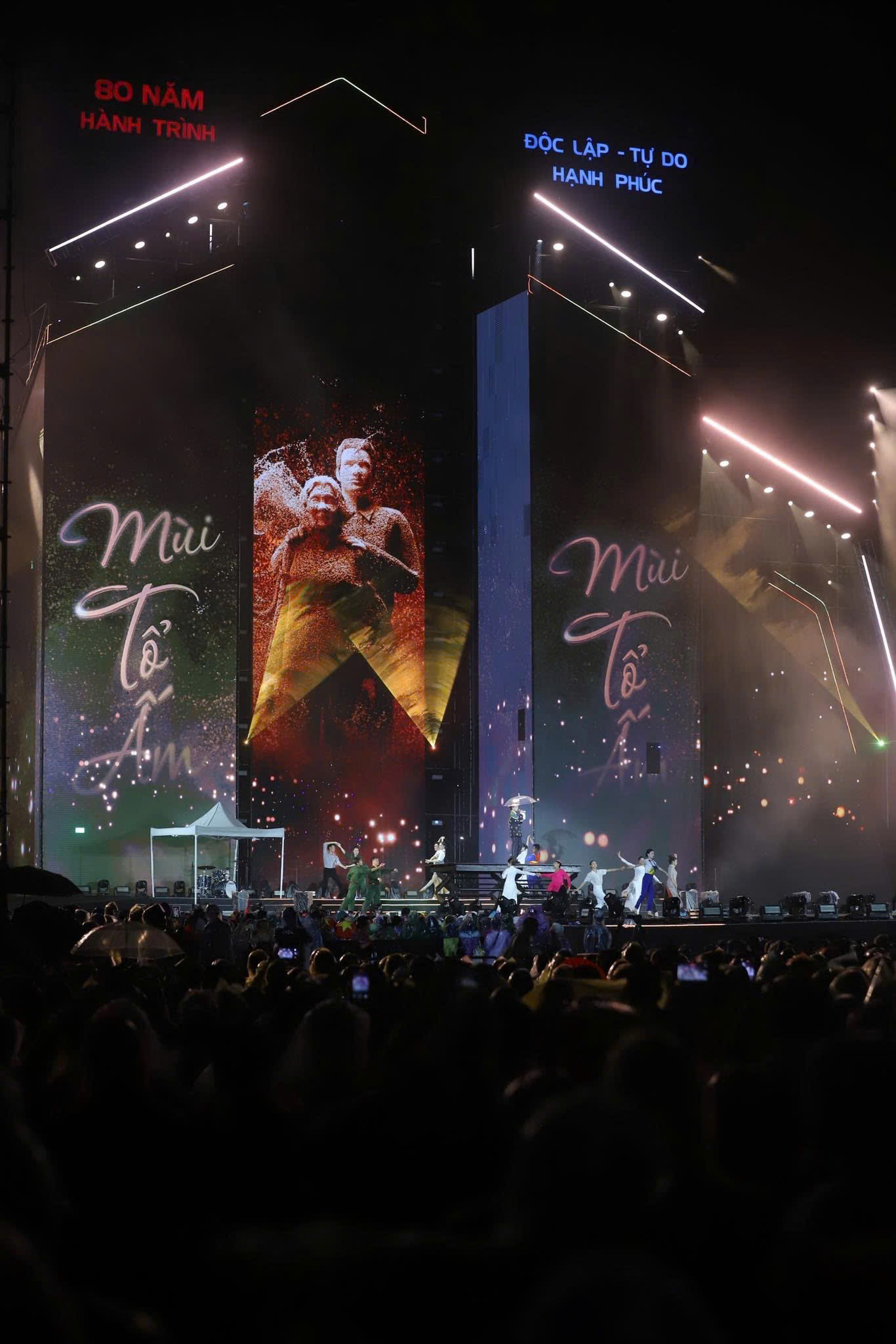 4,2 tỉ đồng từ concert 'Việt Nam trong tôi' gửi đến bà con vùng lũ- Ảnh 3. 4,2 tỉ đồng từ concert 'Việt Nam trong tôi' gửi đến bà con vùng lũ- Ảnh 3.