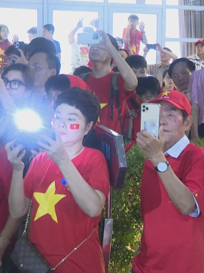 Người dân hào hứng cổ vũ các khối tham gia diễu binh, diễu hành