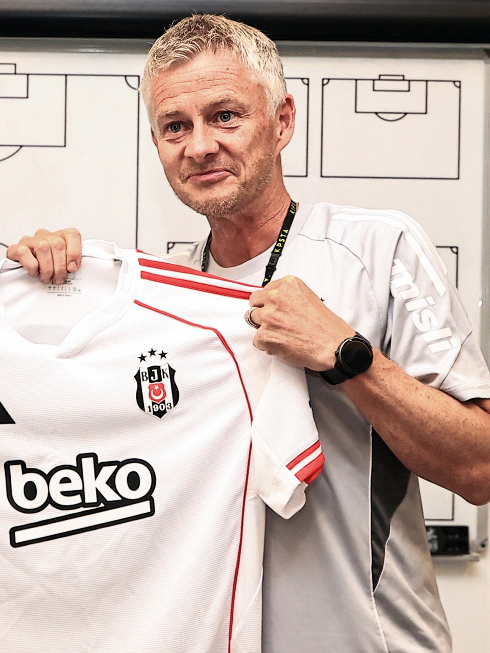 HLV Solskjaer bị CLB Besiktas sa thải