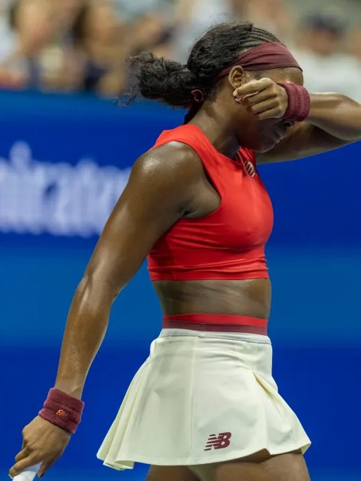 Giải quần vợt Mỹ Mở Rộng: Tsitsipas bị loại, Coco Gauff thắng nhọc nhằn