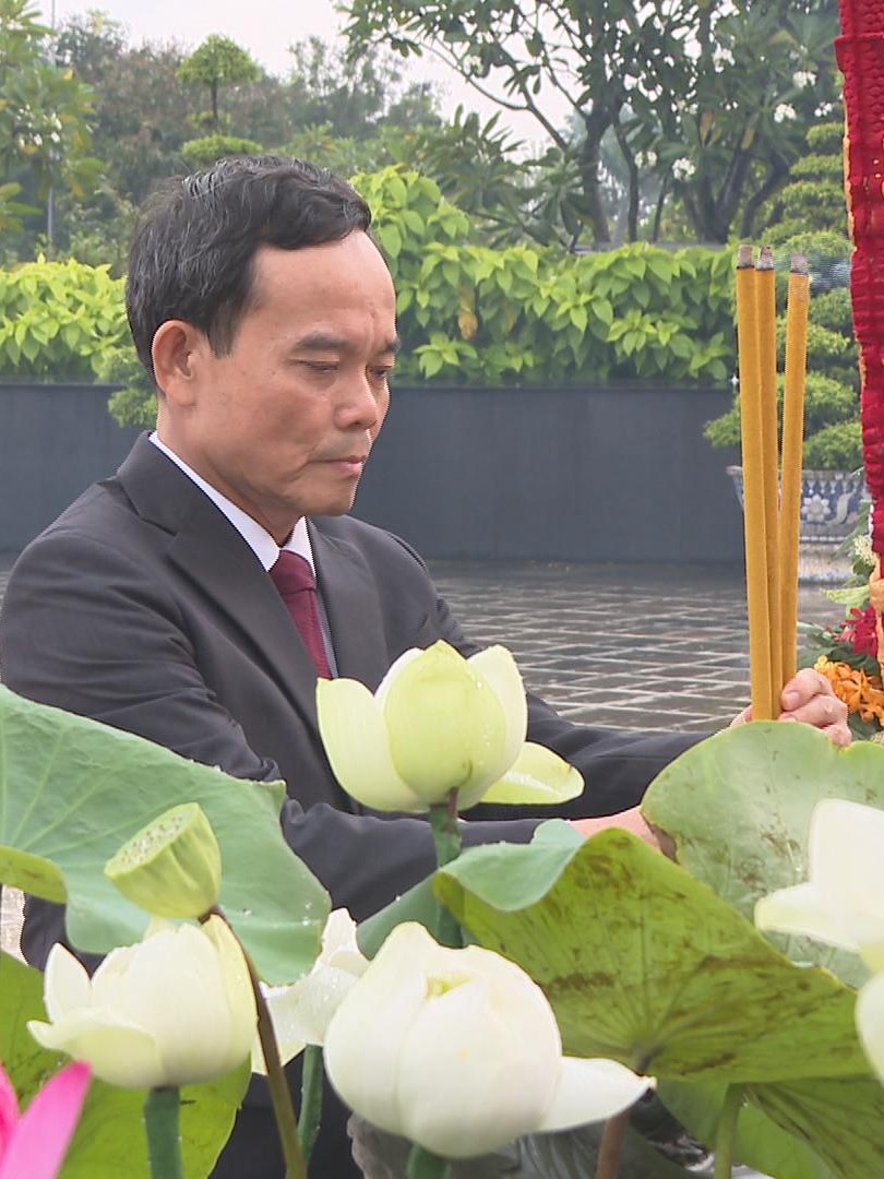 Bí thư Thành ủy TP.HCM Trần Lưu Quang và đoàn đại biểu dâng hương tưởng nhớ Anh hùng liệt sĩ