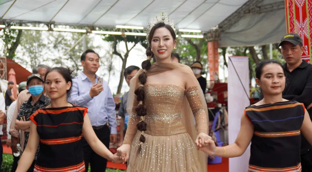 Độc đáo lễ hội "món ngon từ đất bazan và biển” ở Gia Lai- Ảnh 2. Độc đáo lễ hội "món ngon từ đất bazan và biển” ở Gia Lai- Ảnh 2.