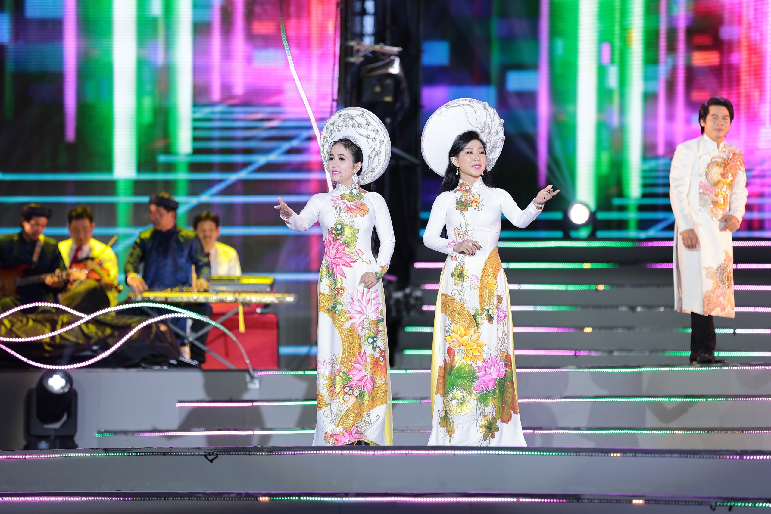 Gala Chuông vàng vọng cổ 2025 - Dư âm hào hùng giữa lòng phố thị- Ảnh 21.