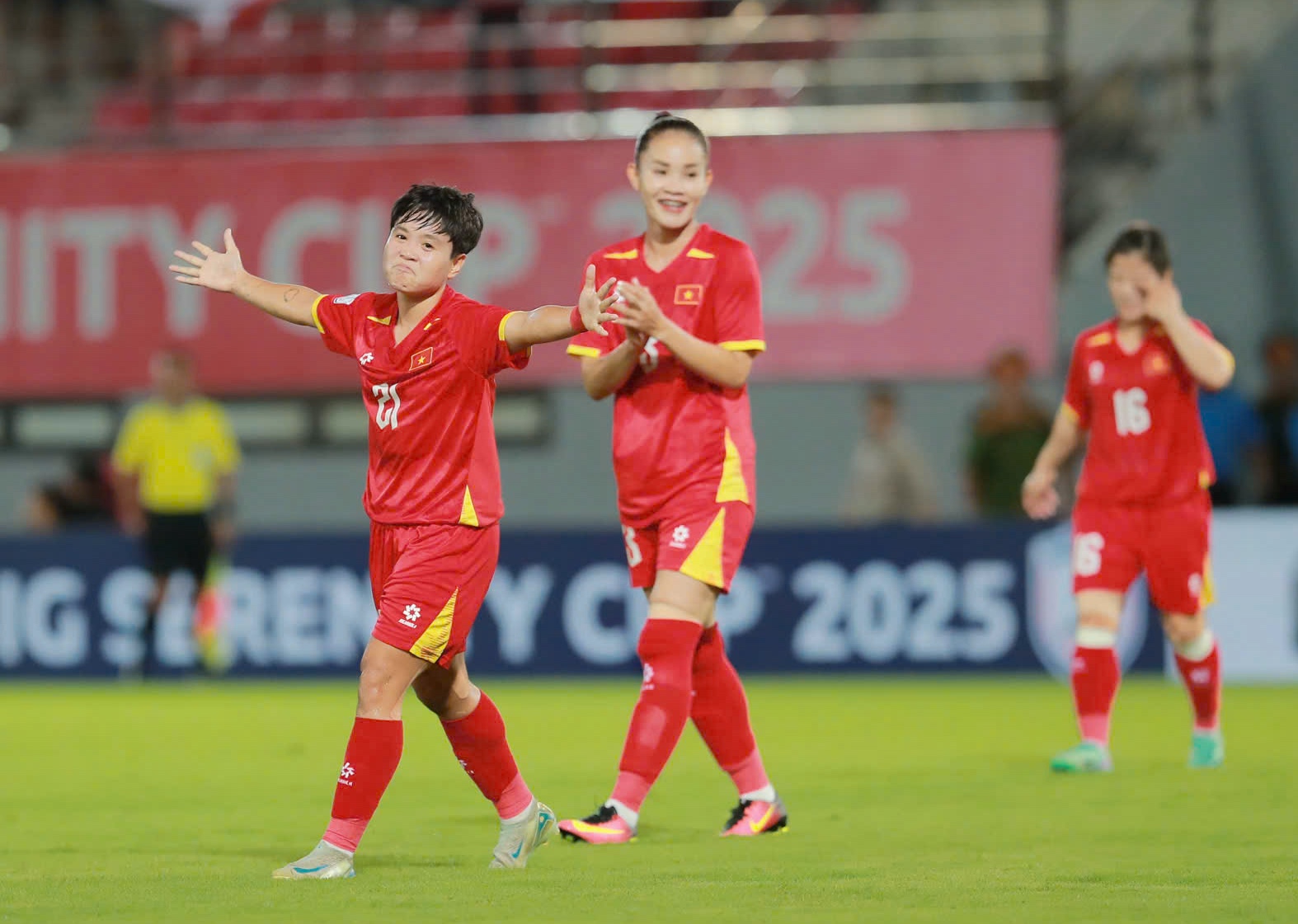 Bảng xếp hạng AFF Cup 2025: Đội tuyển nữ Việt Nam tốp 2, hẹn 'kình địch' Thái Lan- Ảnh 1. Bảng xếp hạng AFF Cup 2025: Đội tuyển nữ Việt Nam tốp 2, hẹn 'kình địch' Thái Lan- Ảnh 1.