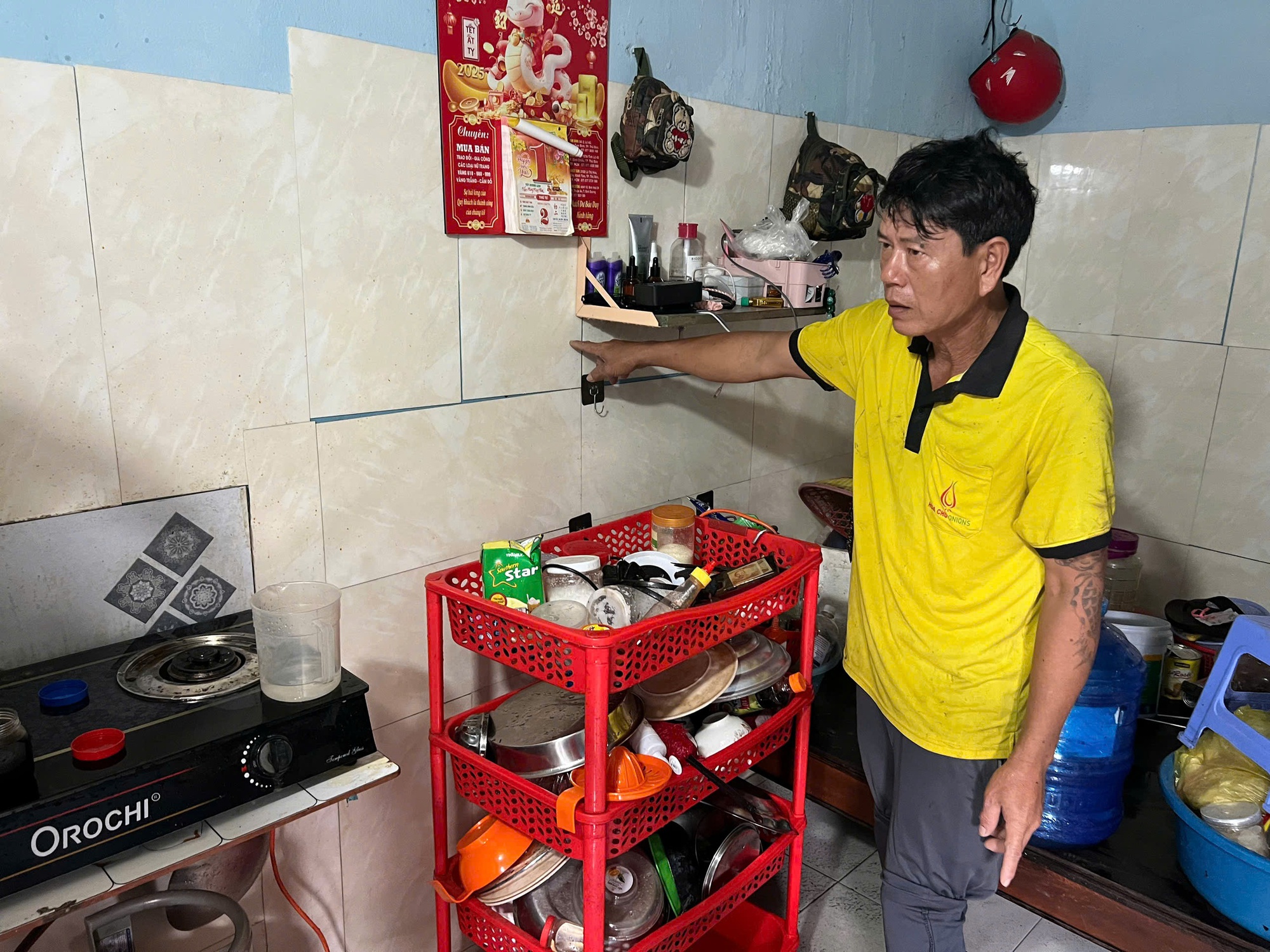 Ngập nhiều dãy trọ ở TP.HCM: 'Nước ào ào như lũ, tháo chạy trong đêm'- Ảnh 1. Ngập nhiều dãy trọ ở TP.HCM: 'Nước ào ào như lũ, tháo chạy trong đêm'- Ảnh 1.