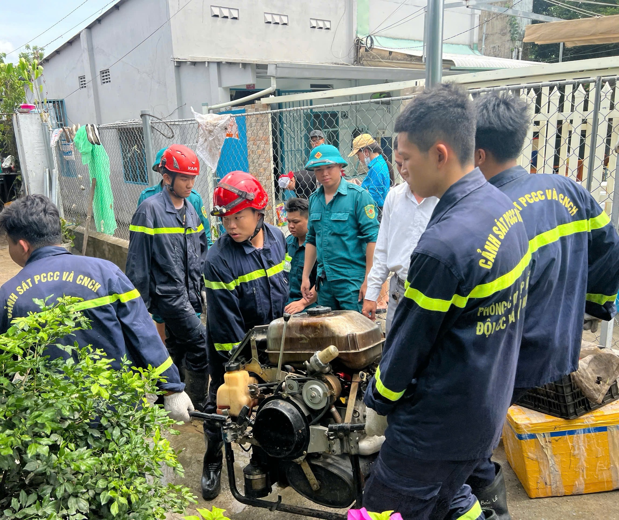 Ngập nhiều dãy trọ ở TP.HCM: 'Nước ào ào như lũ, tháo chạy trong đêm'- Ảnh 3. Ngập nhiều dãy trọ ở TP.HCM: 'Nước ào ào như lũ, tháo chạy trong đêm'- Ảnh 3.