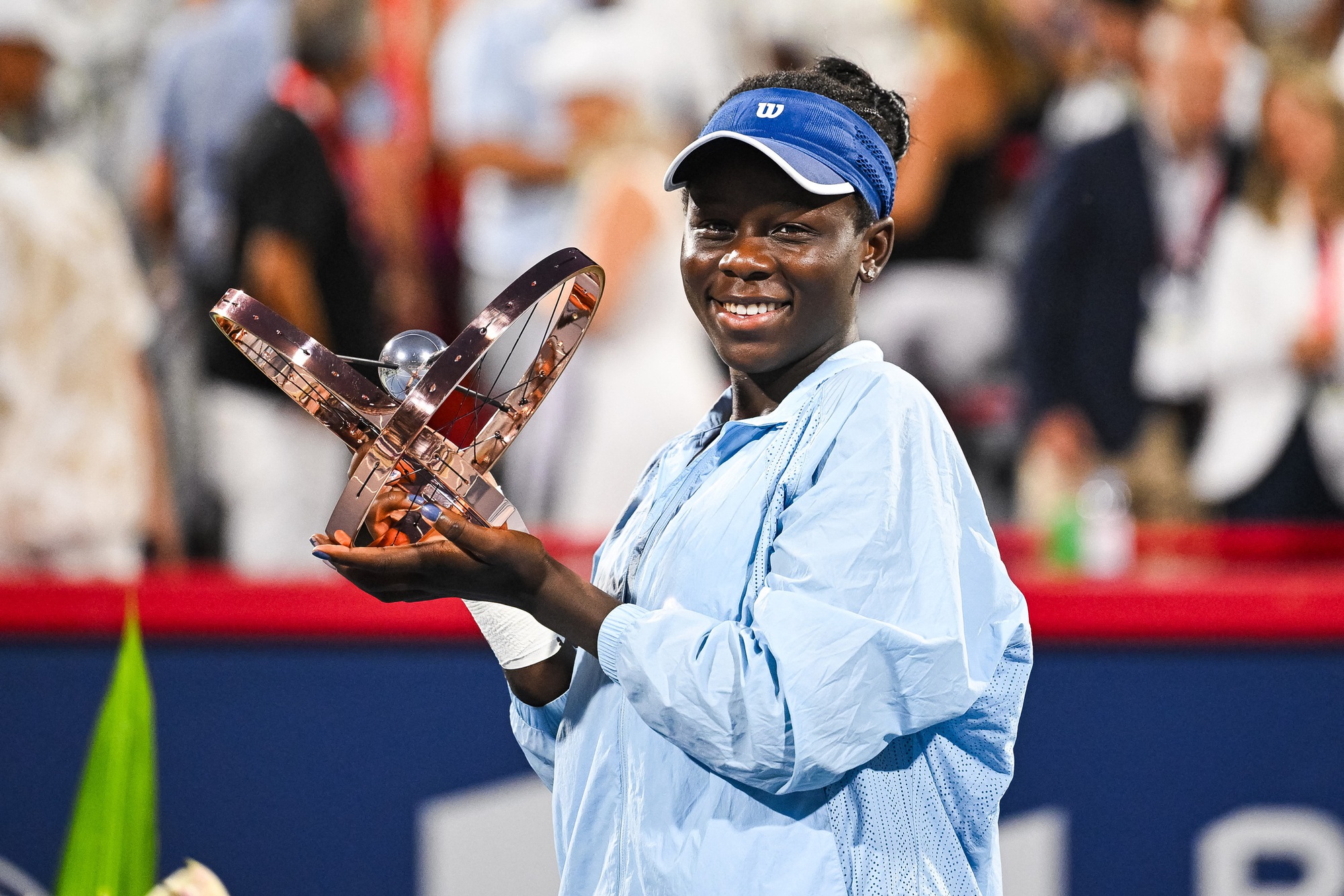 Tay vợt 18 tuổi hạ 4 cựu vô địch Grand Slam để đăng quang giải Canada mở rộng- Ảnh 1. Tay vợt 18 tuổi hạ 4 cựu vô địch Grand Slam để đăng quang giải Canada mở rộng- Ảnh 1.