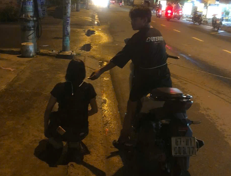 Bắt đối tượng giật dây chuyền vàng của phụ nữ bán dép ở xã Tân Vĩnh Lộc- Ảnh 1. cướp giật - Ảnh 1.