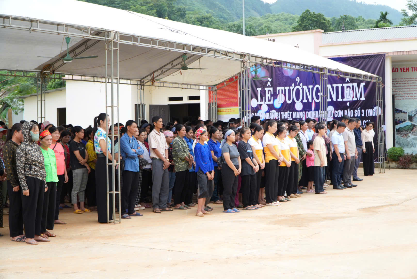 Xúc động lễ tưởng niệm một năm ngày mất của 67 nạn nhân Làng Nủ- Ảnh 1. Xúc động lễ tưởng niệm một năm ngày mất của 67 nạn nhân Làng Nủ- Ảnh 1.