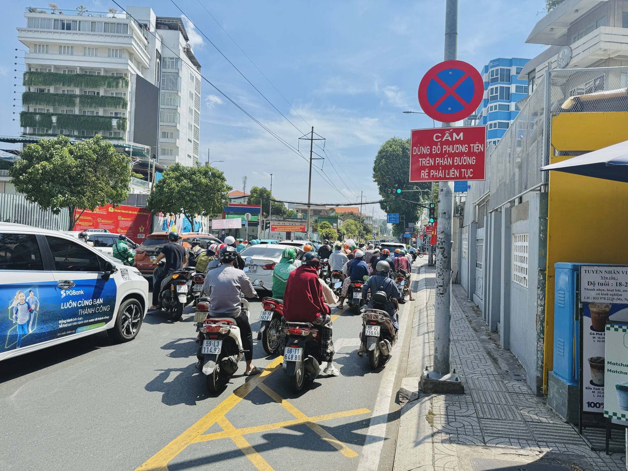 Người dân TP.HCM được rẽ phải khi đèn đỏ ở giao lộ có vạch mắt võng - Ảnh 2.