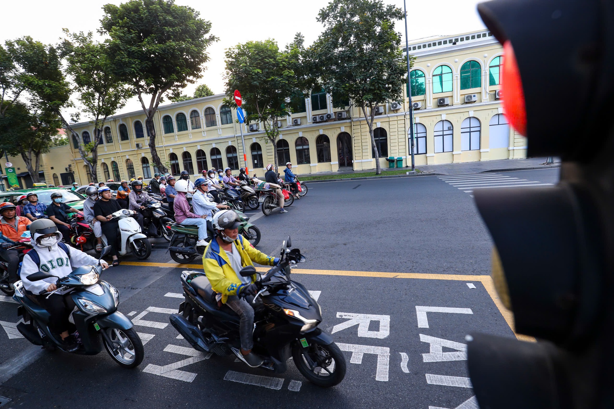 Người dân TP.HCM được rẽ phải khi đèn đỏ ở giao lộ có vạch mắt võng - Ảnh 3.