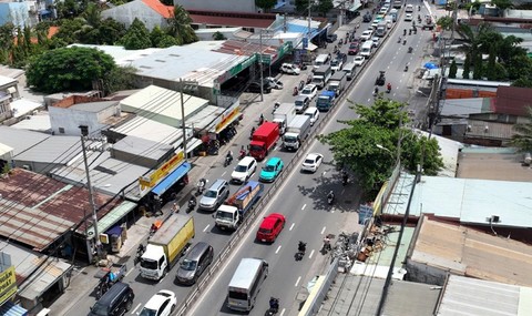 Đề xuất các giải pháp bảo đảm trật tự an toàn giao thông trên Quốc lộ 13, TP.HCM- Ảnh 1.