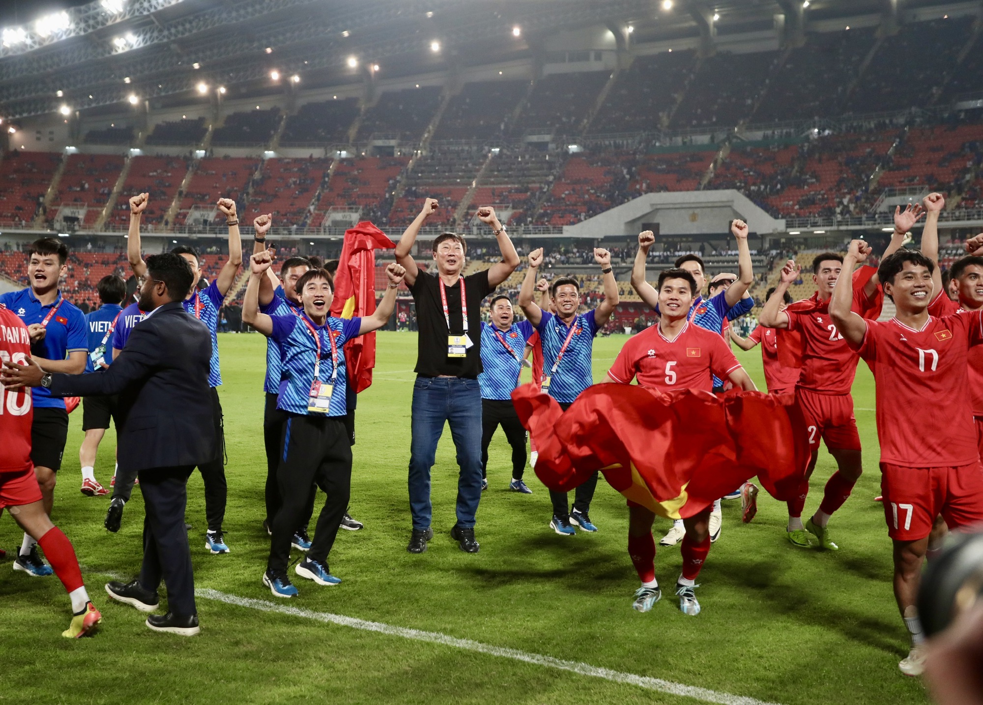Bảng xếp hạng FIFA tháng 9: Đội tuyển Việt Nam hơn Indonesia 5 bậc, Malaysia kém xa - Ảnh 1.