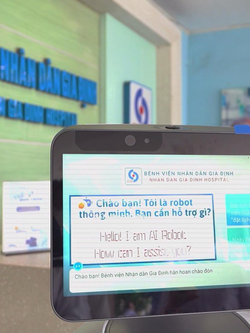Robot hỗ trợ hướng dẫn, bước tiến mới trong chuyển đổi số tại Bệnh viện Nhân dân Gia Định