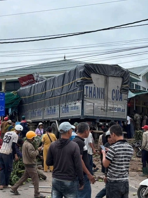 Xe tải mất lái đâm vào chợ chuối ở Quảng Trị, ít nhất 3 người tử vong