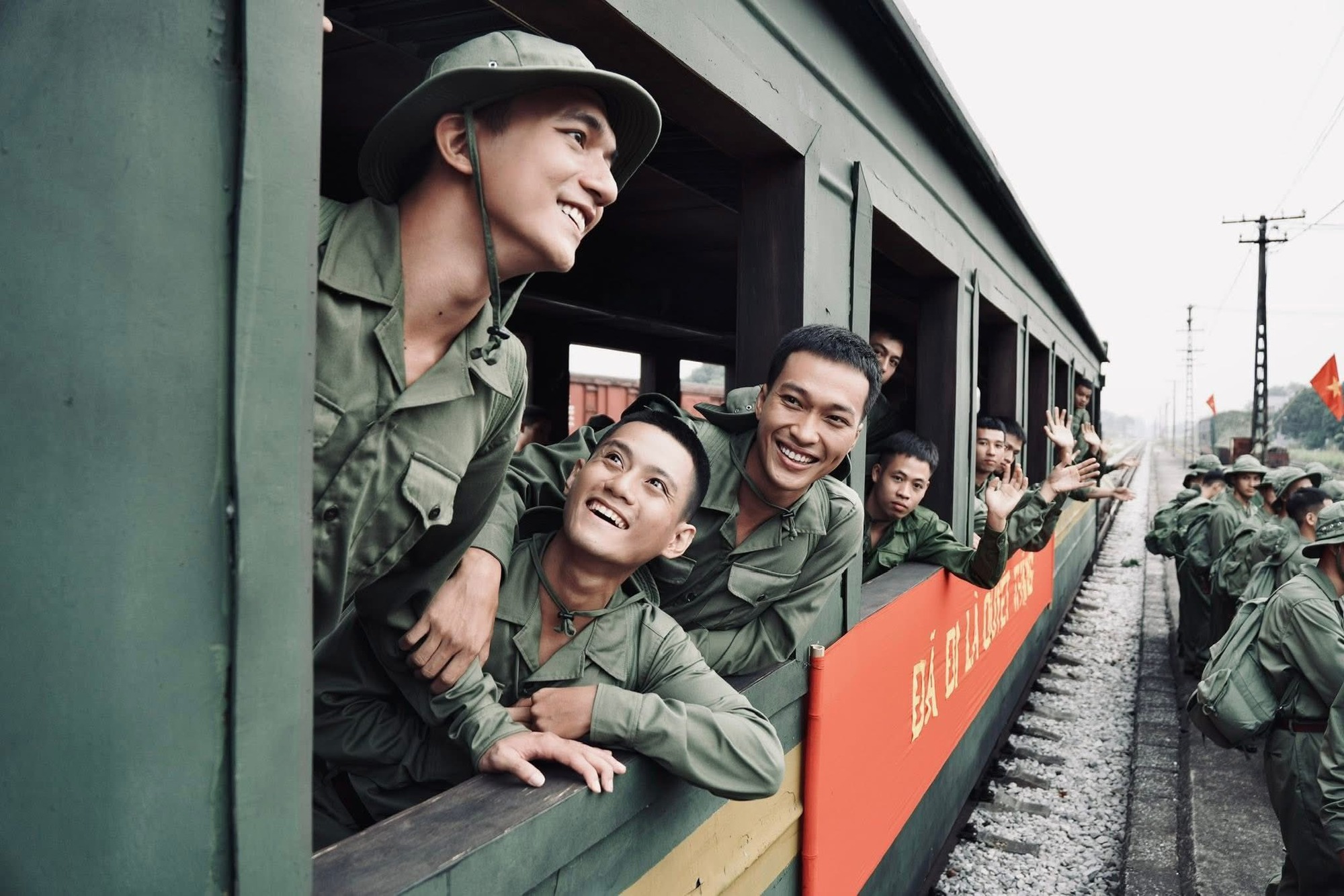 Đàn ông Việt Nam quá đẹp... trên phim - Ảnh 4.