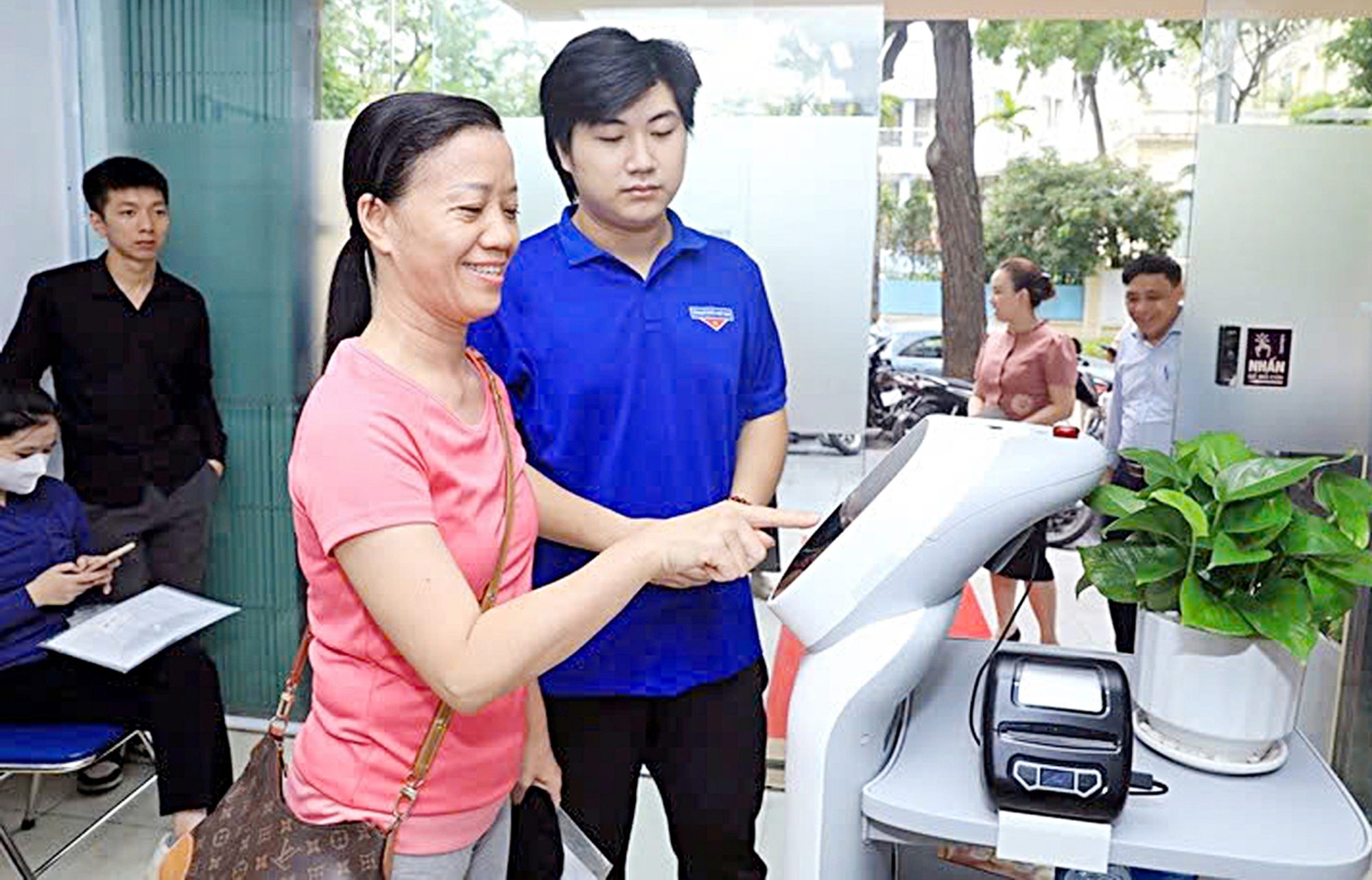 25 dịch vụ công thiết yếu: Từ 1-10 sẽ không giải quyết hồ sơ giấy - Ảnh 7. 25 dịch vụ công thiết yếu: Từ 1-10 sẽ không giải quyết hồ sơ giấy - Ảnh 3.