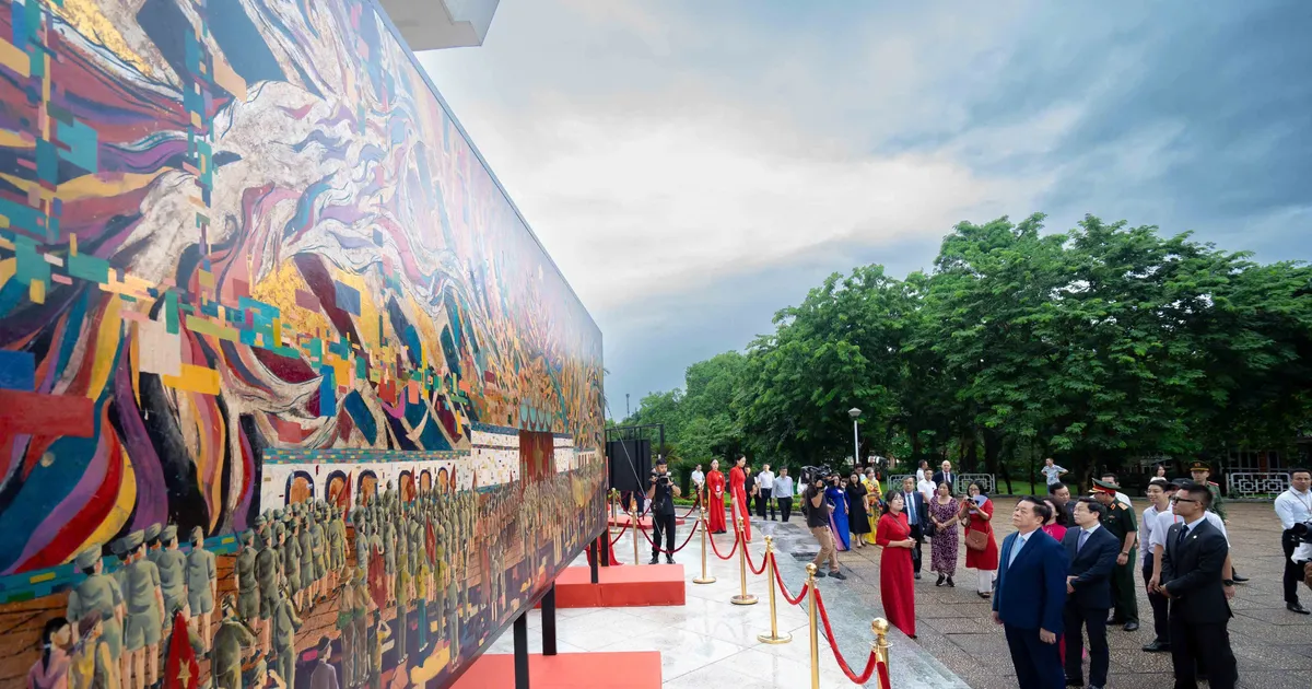 Kéo dài thời gian triển lãm có tác phẩm đạt kỷ lục thế giới tại Bảo tàng Hồ Chí Minh