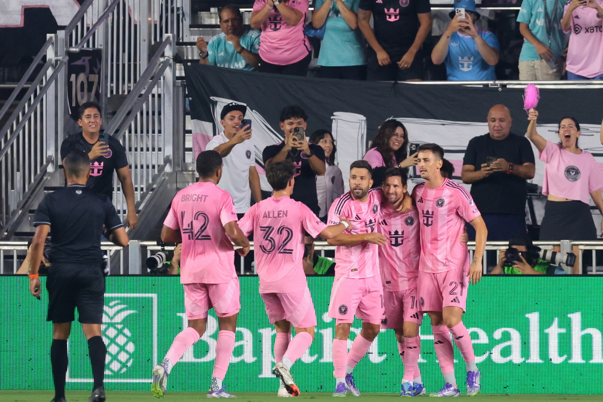 Lời hứa của David Beckham với Messi, không chỉ là gia hạn- Ảnh 3. Lời hứa của David Beckham với Messi, không chỉ là gia hạn- Ảnh 3.