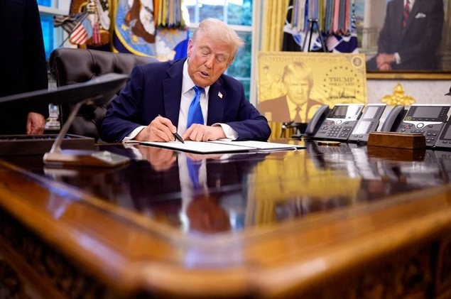 Ông Trump ký sắc lệnh quy định phí 100.000 đô la Mỹ cho mỗi visa H-1B - Ảnh 1.