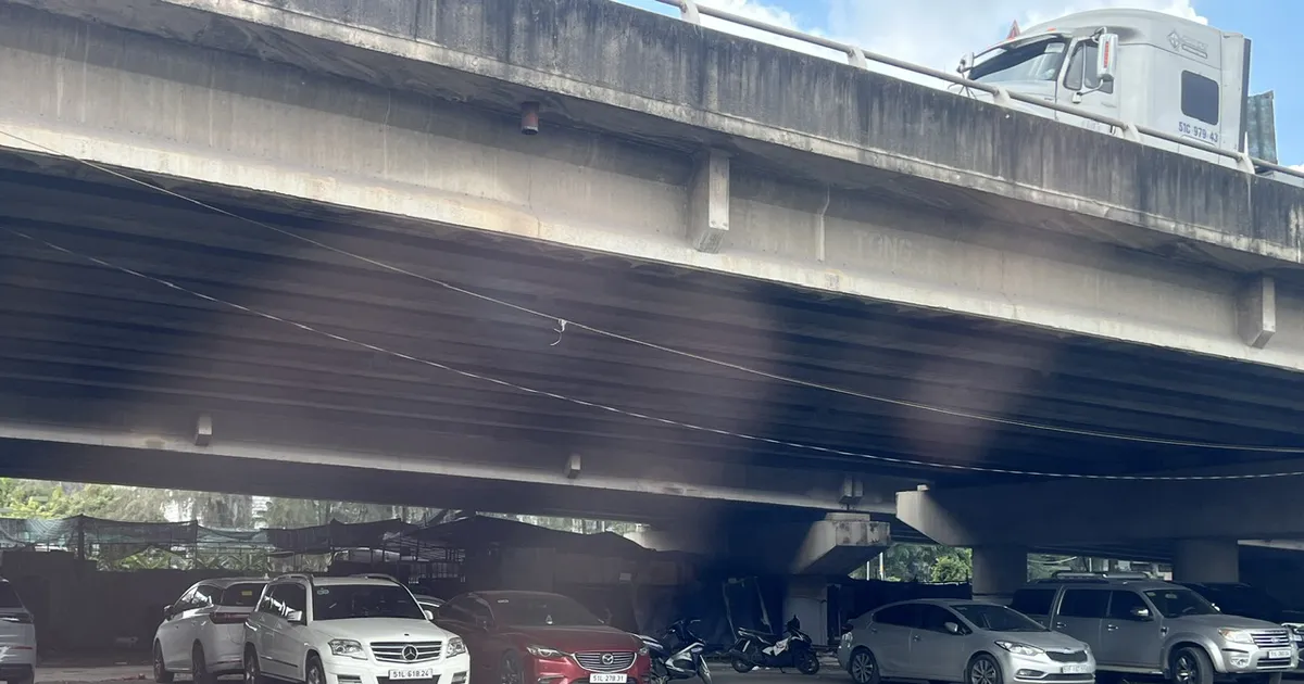 TP.HCM kiên quyết xử lý bãi xe trái phép dưới gầm cầu