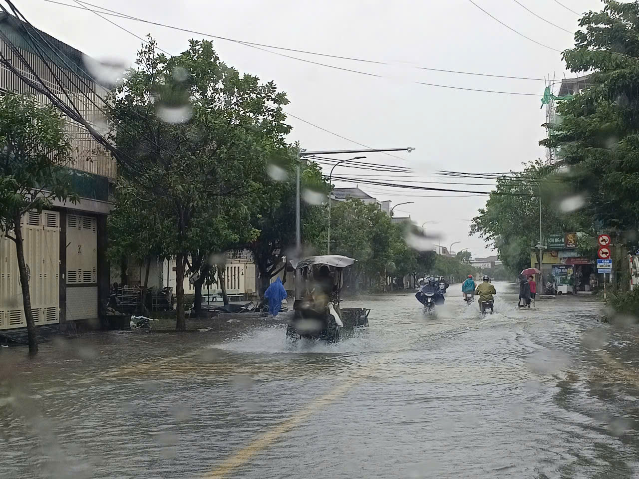 VIDEO: Bão số 10 Bualoi giật cấp 15 quét qua, nhiều nơi ngập chìm trong “biển” nước- Ảnh 4.