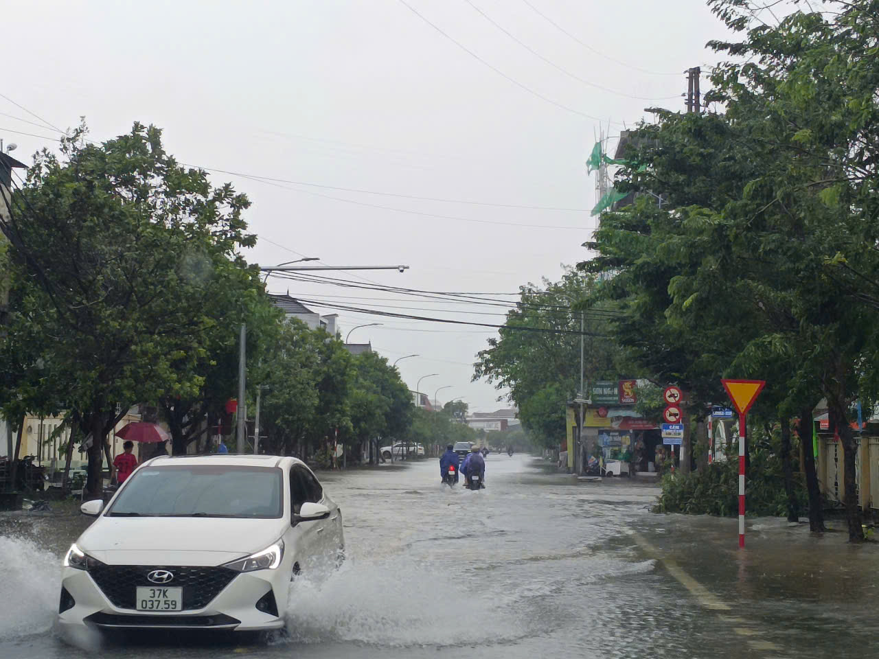 VIDEO: Bão số 10 Bualoi giật cấp 15 quét qua, nhiều nơi ngập chìm trong “biển” nước- Ảnh 5.
