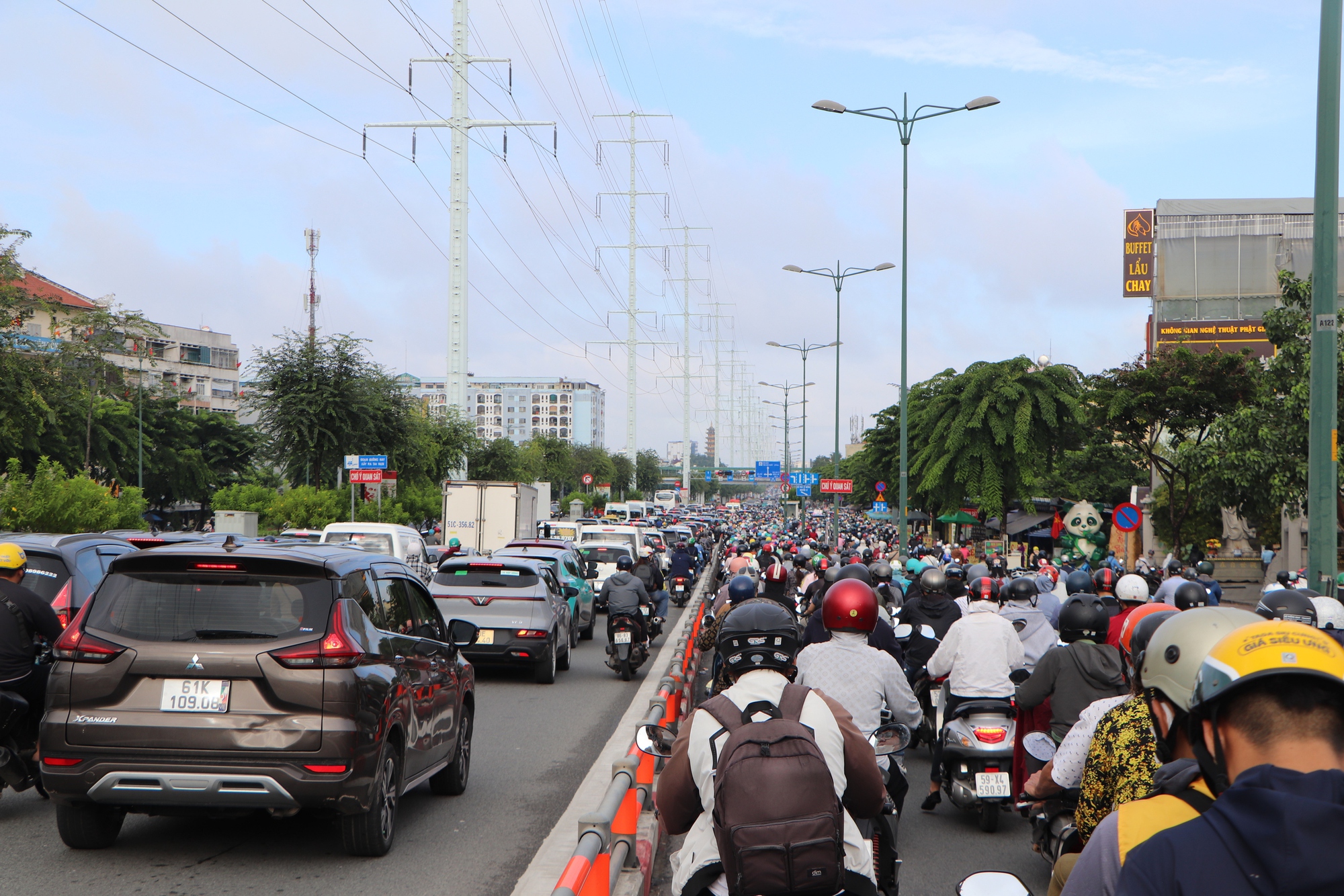 Ùn tắc giao thông TP HCM nghiêm trọng tại cầu Bình Lợi ngày đầu trở lại làm việc - Ảnh 4. Ùn tắc giao thông TP HCM nghiêm trọng tại cầu Bình Lợi ngày đầu trở lại làm việc - Ảnh 4.