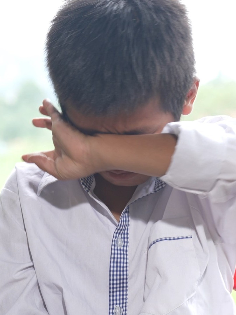 Khánh Dương: Cậu bé người Mường mất mẹ, chăm ông liệt giường, đỡ đần bà ngoại
