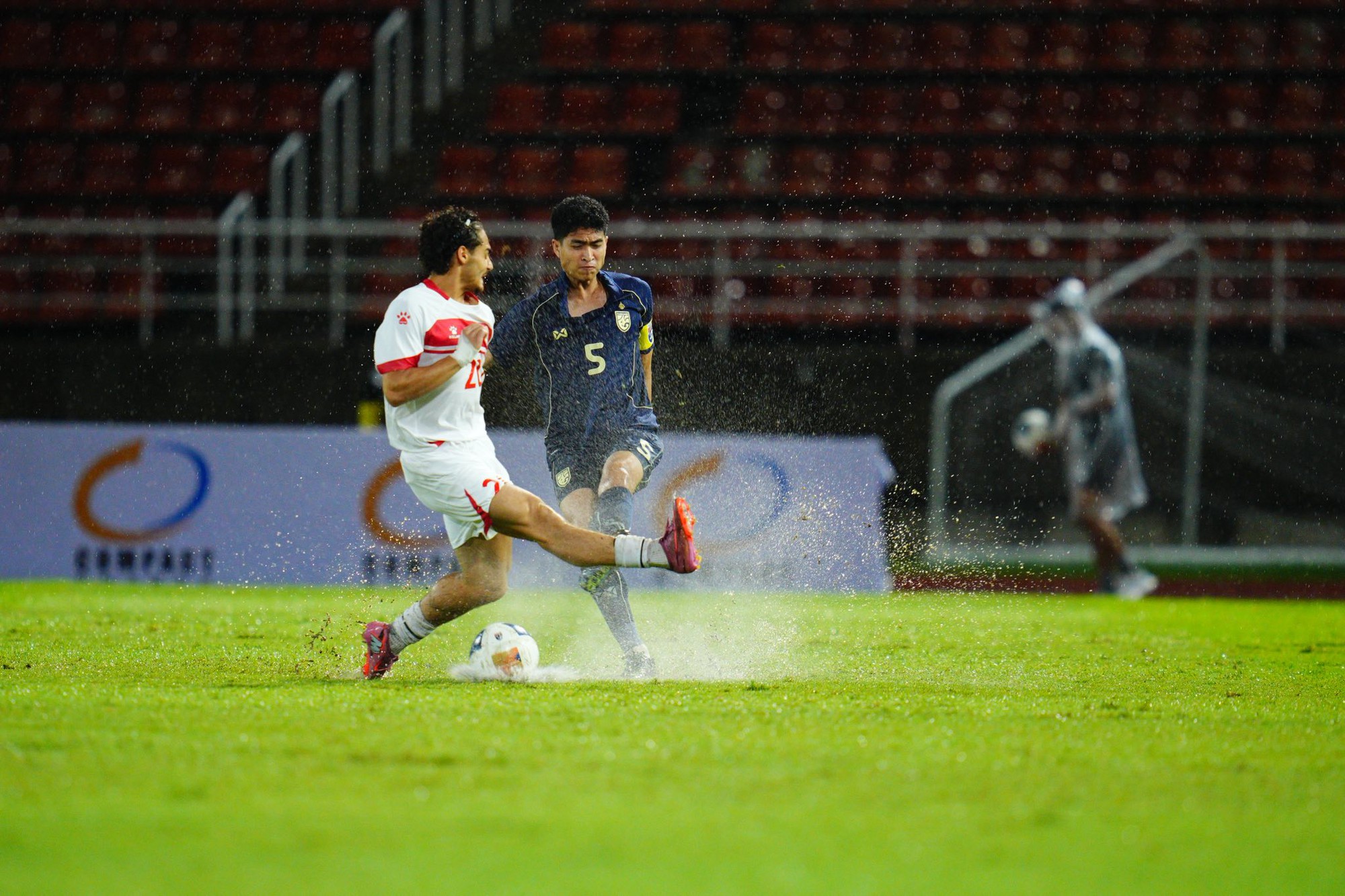 U23 Thái Lan và Lebanon hòa nhau trong trận 'thủy chiến'- Ảnh 1. U23 Thái Lan và Lebanon hòa nhau trong trận 'thủy chiến'- Ảnh 1.