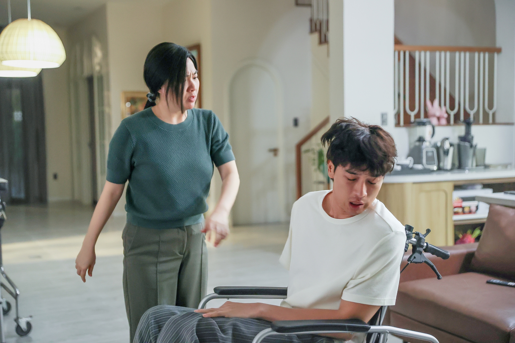Thuận Nguyễn tranh cãi kịch liệt, bị Lê Khánh "tát thẳng tay" trong phim mới- Ảnh 2. Thuận Nguyễn tranh cãi kịch liệt, bị Lê Khánh "tát thẳng tay" trong phim mới- Ảnh 2.