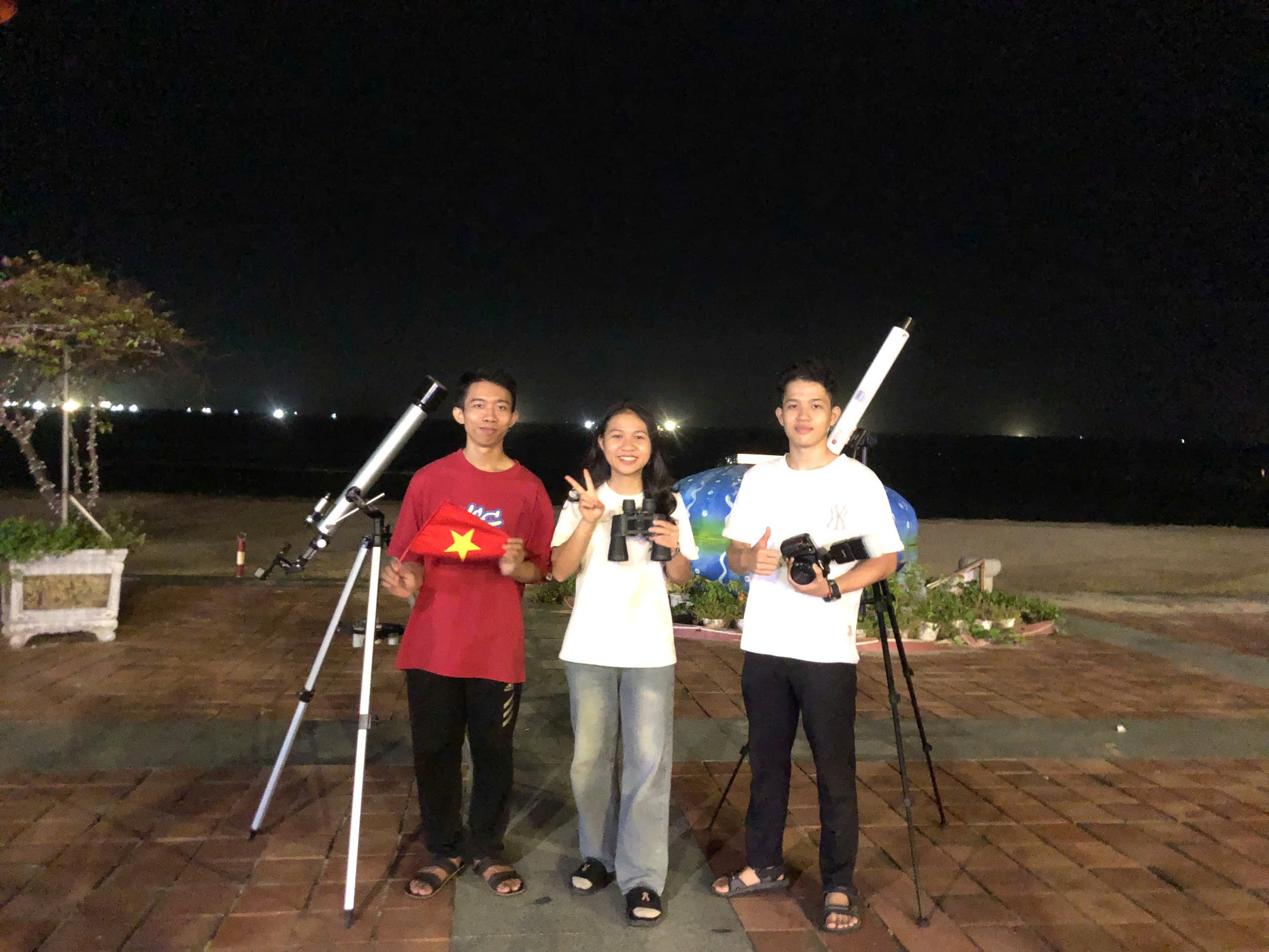 Chiêm ngưỡng 'trăng máu' vừa xuất hiện ở Việt Nam: Đêm nguyệt thực đặc biệt tại TP.HCM - Ảnh 11.