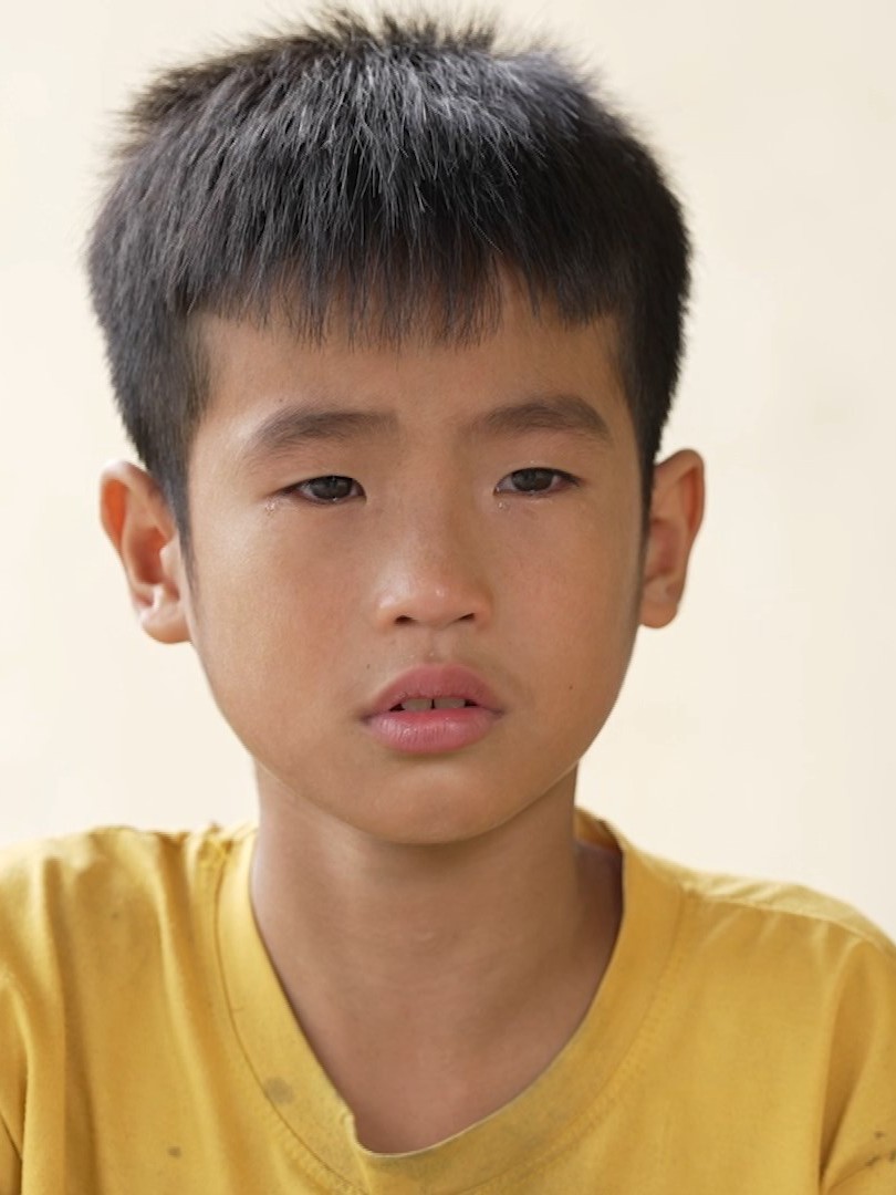 Nhật Đình: Cậu bé tự đào khoai ăn qua ngày, ước lớn nhanh để cứu cha