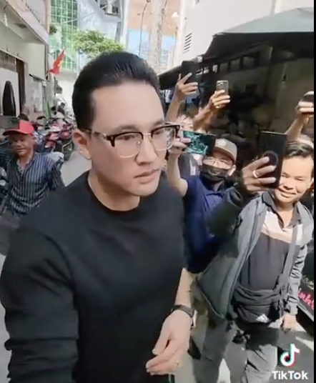 Bị TikToker chỉa máy vào mặt quay phim, kiện được không?- Ảnh 1.