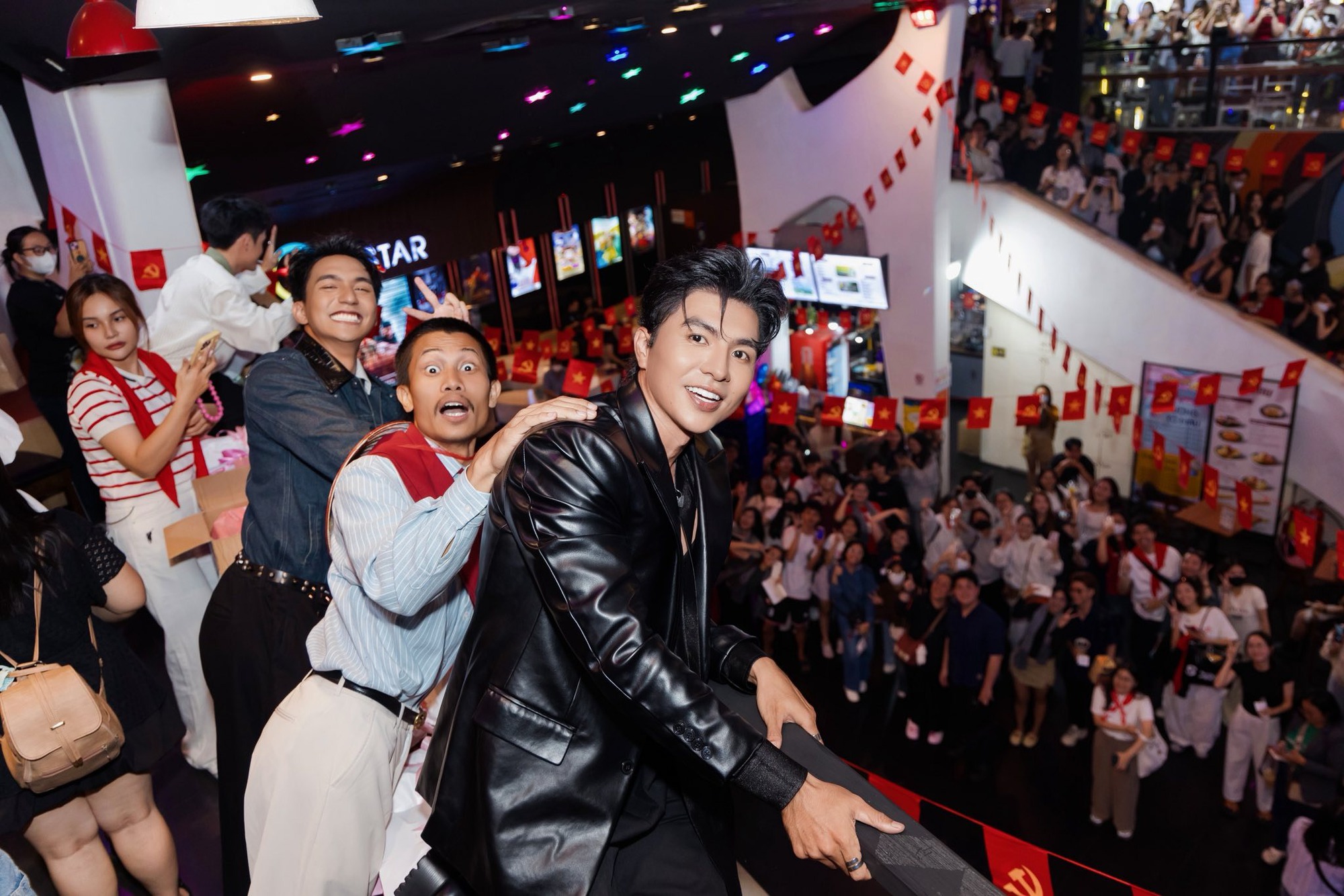 Dàn diễn viên 'Mưa đỏ' được hâm mộ như các 'anh trai', 'em xinh' - Ảnh 1. Dàn diễn viên 'Mưa đỏ' được hâm mộ như các anh trai, em xinh - Ảnh 1.