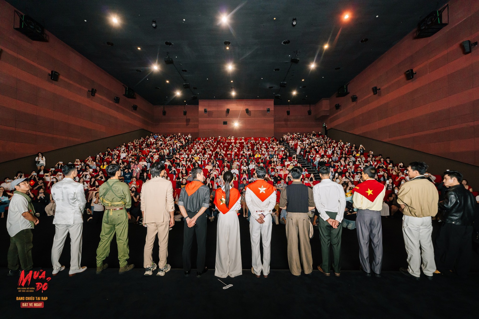 Dàn diễn viên 'Mưa đỏ' được hâm mộ như các anh trai, em xinh - Ảnh 3. Mưa đỏ - Ảnh 3.